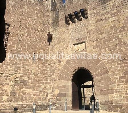 Acceso al Castillo de Javier.