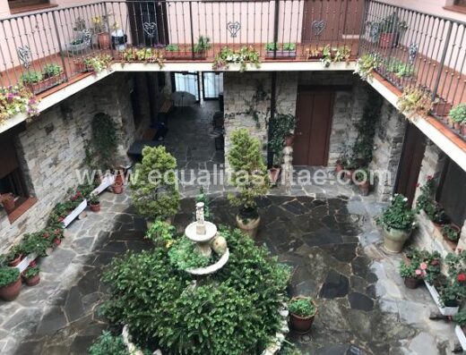 Patio interior, vista desde planta superior. Albergue el Caminante. Santa Catalina de Somoza.