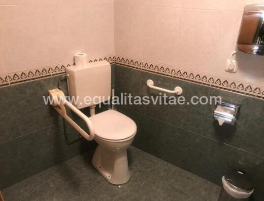 Baño adaptado en zonas comunes. Hotel Casa Benilde. Palas de Rei, Lugo.