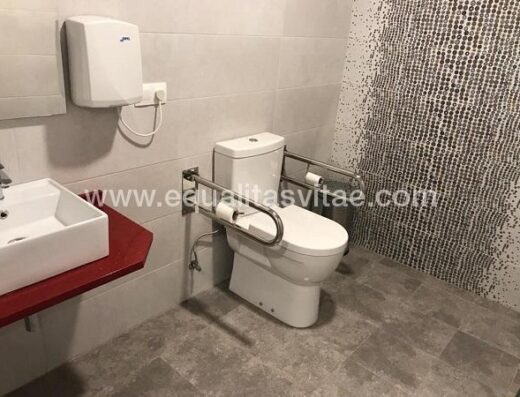Baño adaptado en zonas comunes. Hotel Mica, Palas de Rei, Lugo.