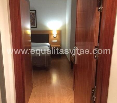 Pasillo de entrada a la habitación accesible. Hotel Infantas, León.