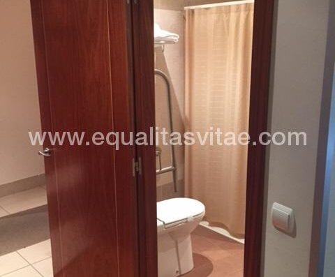 Acceso a baño adaptado de la habitación. Hotel Infantas, León.