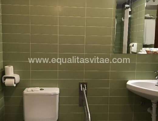Baño adaptado habitación. Hotel Real Colegiata San Isidro, León.