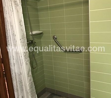 Ducha a cota cero con barra de apoyo. Hotel Real Colegiata San Isidro, León.