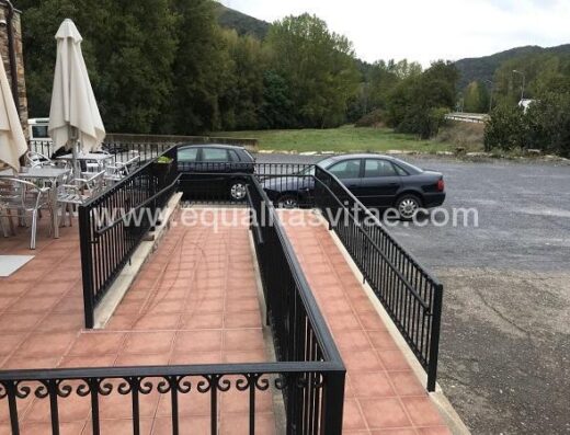 Acceso a través de rampa. Hostal Nova Ruta, Trabadelo.