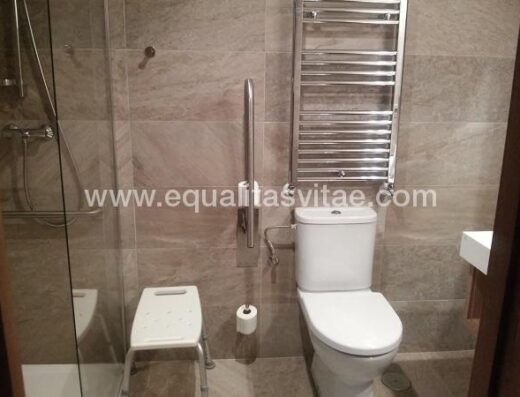 Baño adaptado de la habitación. Hotel Gelmírez, Santiago de Compostela.