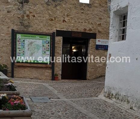 Acceso a la Oficina de Turismo de Yeste.