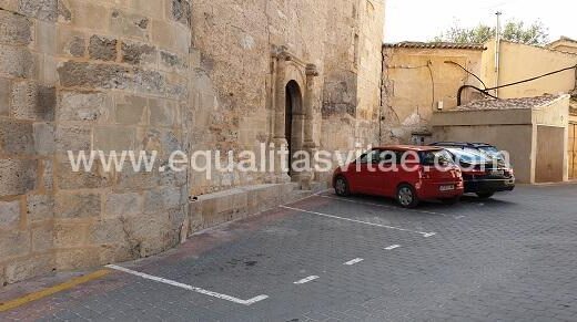 Zona de aparcamiento cercana sin plazas reservadas para PMR. Oficina de turismo Jorquera.