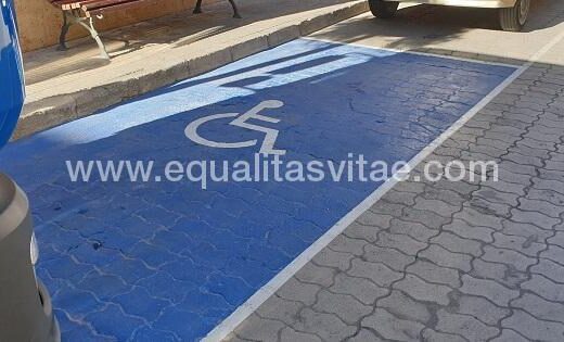 Plaza de aparcamiento reservada para PMR cercana a la Oficina de Turismo de Liétor.