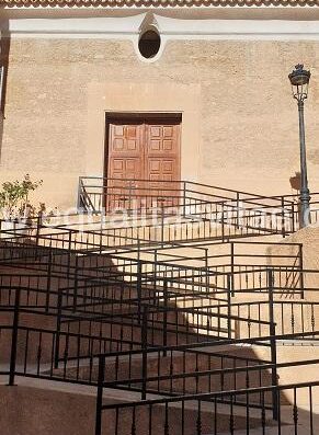 Acceso a través de rampas. Iglesia Santiago Apóstol en Liétor.