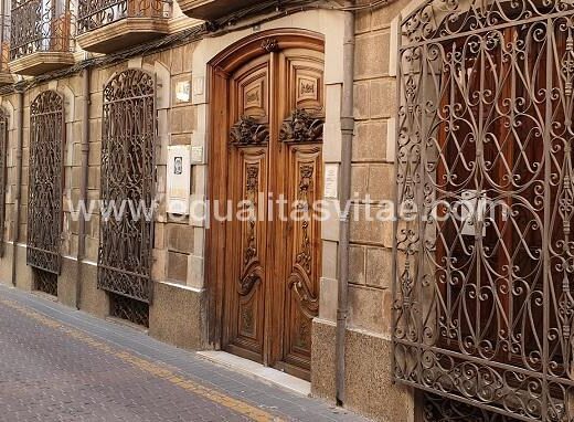 Acceso al Museo Comarcal de Hellín.