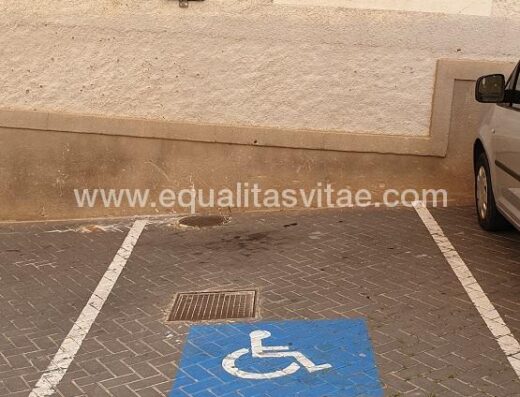 Plaza aparcamiento reservada para PMR cercana a la iglesia. Santa Quintería, Elche de la Sierra.