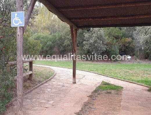 Plaza de aparcamiento reservada para PMR. Centro de visitantes Torre de Abraham. Parque Nacional de Cabañeros.