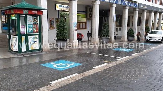 Plaza de aparcamiento reservada para PMR cercana a la Iglesia de la Asunción de Valdepeñas.