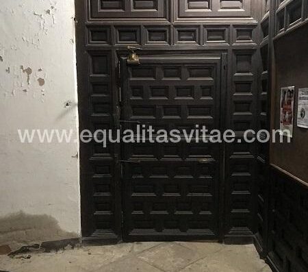 Portón de madera accesible. Convento de Santo Domingo de Guzmán en Ocaña.