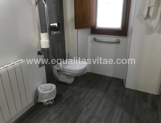 Baño adaptado. Pensión Ribadiso.