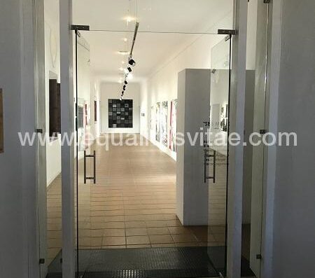 Entrada accesible Museo de Arte Contemporáneo Florencio de la Fuente. Huete.