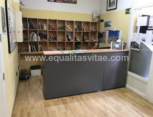 Mostrador de recepción. Oficina de Turismo de Molina de Aragón.