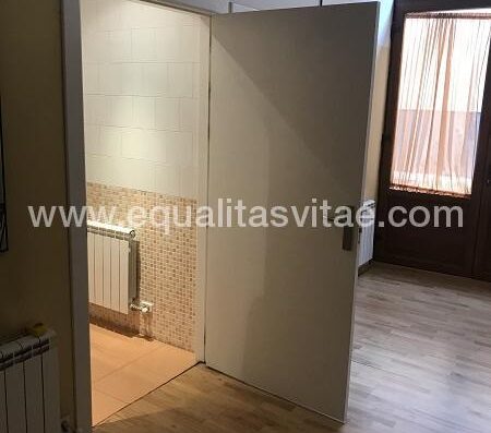 Puerta de acceso a los baños espadados. Oficina de Turismo de Molina de Aragón.