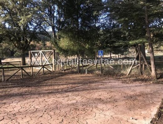 Aparcamiento con espacio reservado para PMR. Centro de Interpretación Dehesa de Corduente.