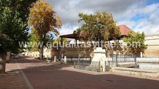 Vista del parque desde las calles aledañas. Parque de la Concordia en Elche de la Sierra.