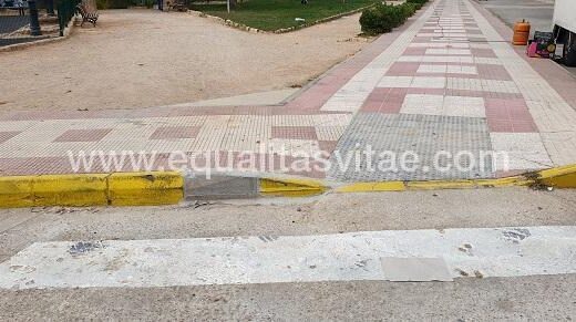 Rebaje en acera para acceso al parque. Parque de la Concordia en Elche de la Sierra.