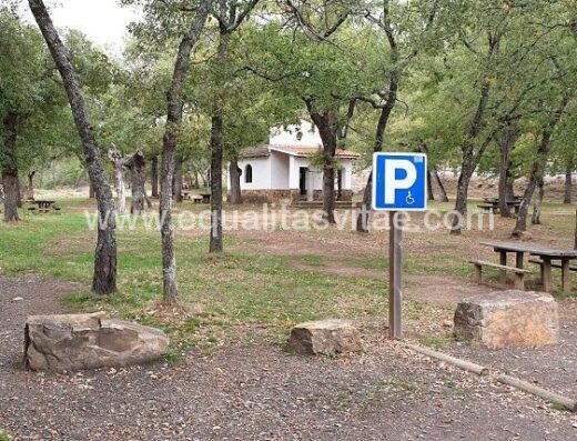 Zona de aparcamiento reservada para PMR. Zona recreativa Ermita de San Isidro, Fuencaliente.