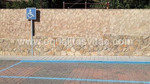 Plaza de aparcamiento reservada para PMR. Oficina de turismo de Molinicos.