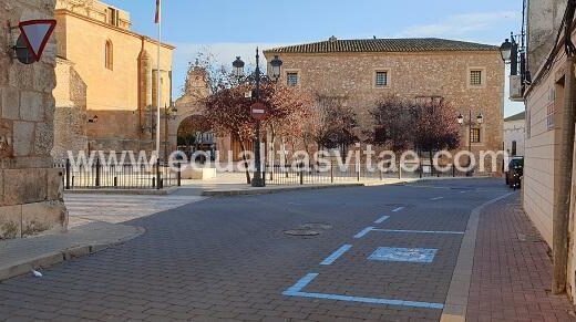 Plaza de aparcamiento reservada para PMR. Iglesia de Santiago Apóstol en San Clemente.