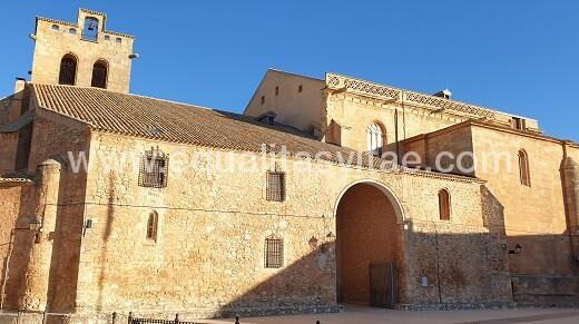Parte posterior de la Iglesia de Santiago Apóstol en San Clemente.
