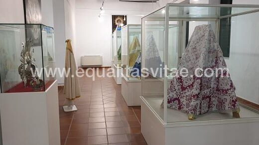 Exposición mantos. Museo de las Artes Decorativas Navideñas de San Clemente.