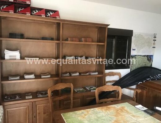 Interior de la Oficina de Turismo de Tamajón.