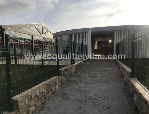 Acceso al complejo. Piscina municipal de Tamajón.