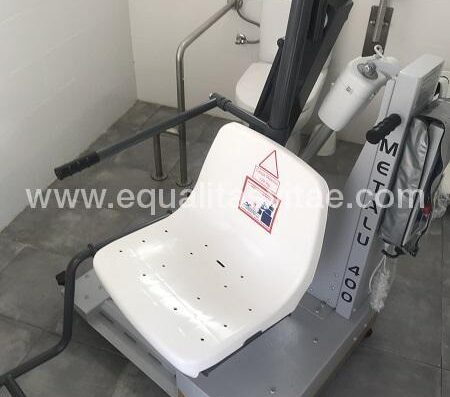 Grúa para acceder a la piscina. Piscina municipal de Tamajón.