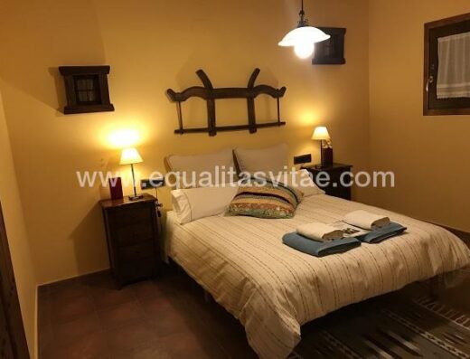 Habitación adaptada con cama de matrimonio. Casa rural 12 Robles, Campillejo.