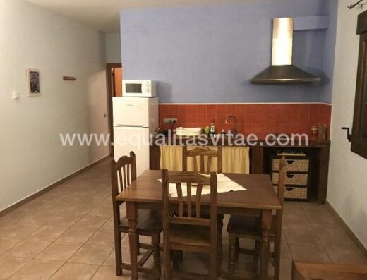 Zona cocina comedor del apartamento adaptado. Apartamentos rurales Aliagas, Megina.