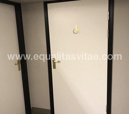 Entrada a baño adaptado en zonas comunes. Hotel Scandic Grand Tromso.