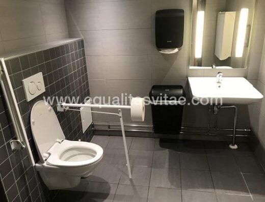 Interior del baño adaptado de las zonas cumunes del  Hotel Scandic Grand Tromso.