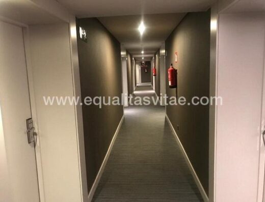 Pasillos de la zona de las habitaciones. Hotel Ac Avenida América, Madrid.