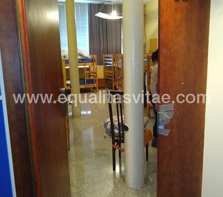 Entrada a habitación accesible. Albergue Entresueños, Logroño.