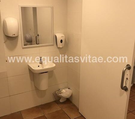 Acceso a baño adaptado. Casa Fau, Jaca.