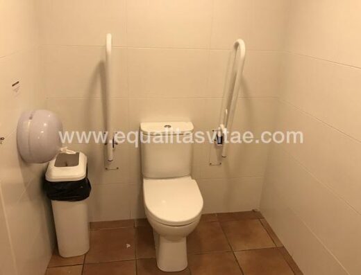 Interior baño adaptado. Casa Fau, Jaca.