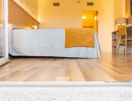 Acceso a terraza de una de las habitaciones adaptadas. Imagen cedida por Hotel & Spa Peñíscola Plaza Suites.