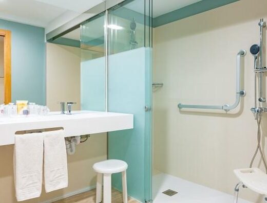 Ducha accesible, habitación adaptada. Imagen cedida por Hotel & Spa Peñíscola Plaza Suites.