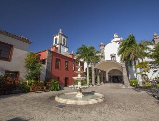 Acceso a uno de los edificios del complejo Villa del Conde & Resort. Imagen facilitada por Lopesan España.