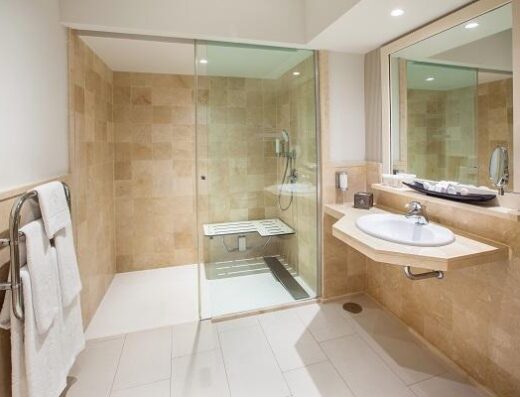 Ducha y lavabo accesible. Villa del Conde & Resort. Imagen facilitada por Lopesan España.