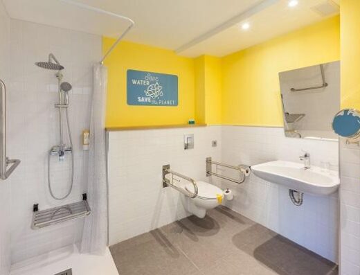 Interior de baño adaptado de la habitación accesible. Hotel Abora Interclub Atlantic by Lopesan Hotels. Imagen facilitada por el hotel.