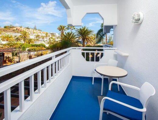 Terraza de habitación accesible. Hotel Corallium Beach by Lopesan, Gran Canaria. Imagen facilitada por cadena Lopesan.