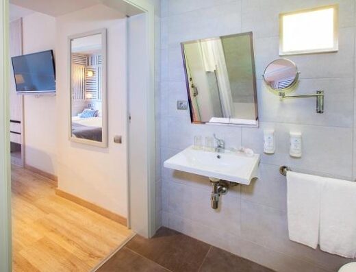 Acceso a baño adaptado. Hotel Corallium Beach by Lopesan, Gran Canaria. Imagen facilitada por cadena Lopesan.