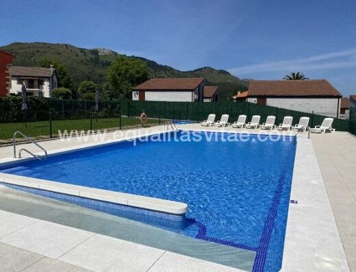 Piscina accesible con rampa de acceso